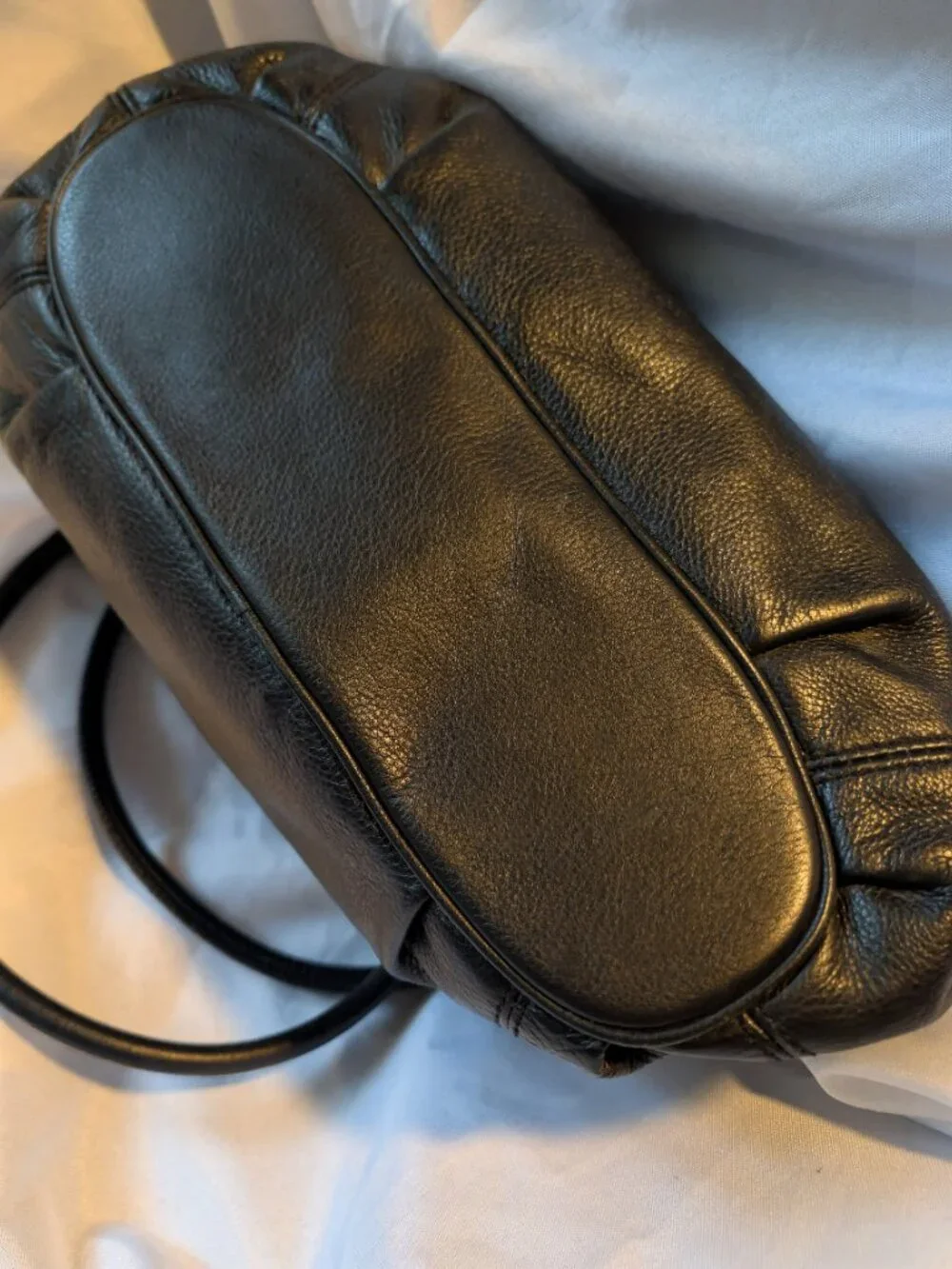 AUTHENTICATED MICHAEL KORS BLACK LEATHER HOBO HANDBAG, EXCELLENT CONDITION
